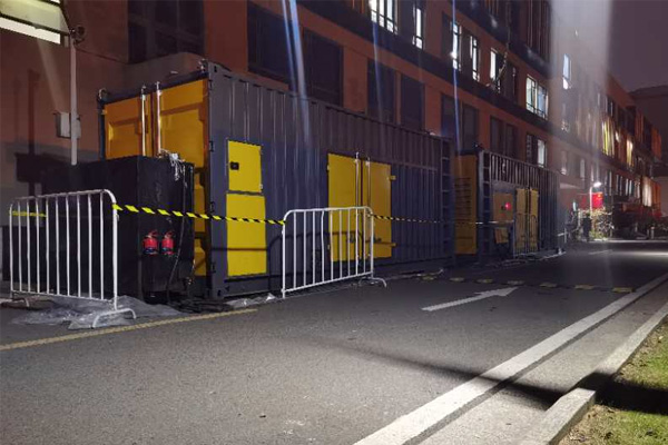 昌洒镇柴油发电机组的输出电压是如何调节的？